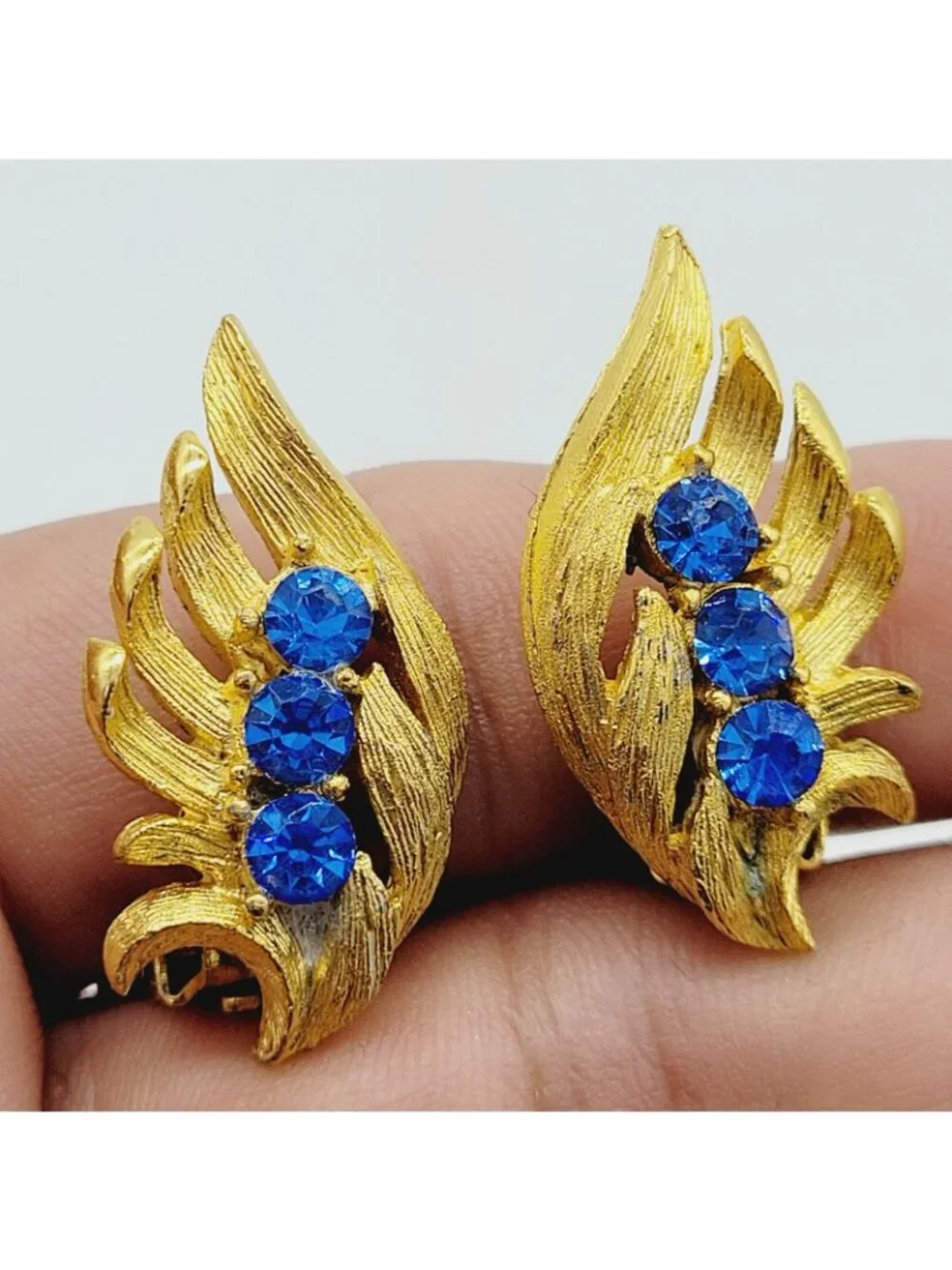 Vintage Gold Tone Leaf Brooch & Earrings Set Blue Rhinestone Demiparure